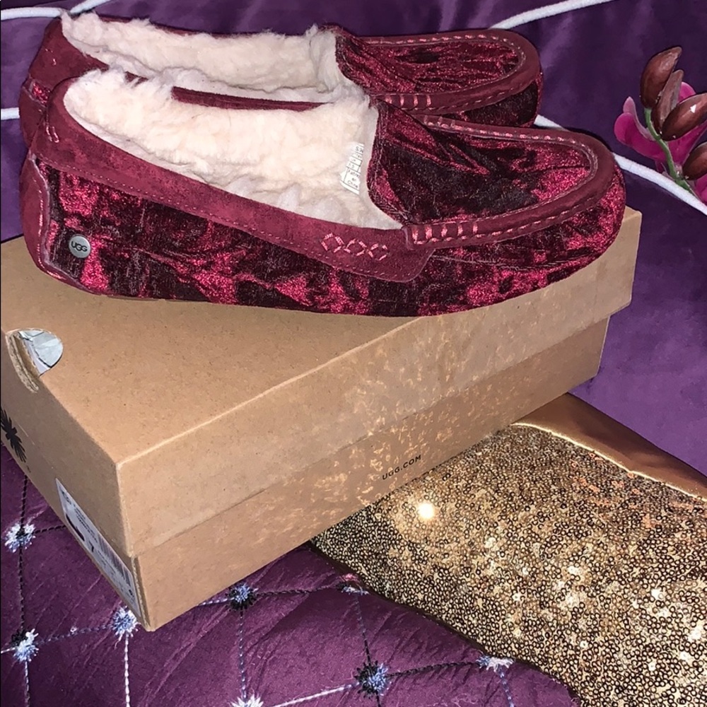 😱🎄Cranberry Ugg Velvet Slippers😱 🎁